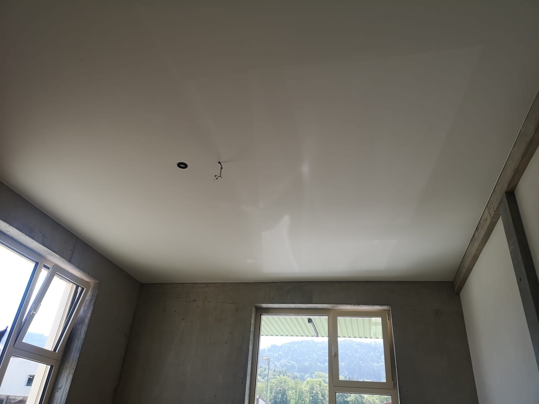 Vue du plafond clair et des emplacements de luminaires